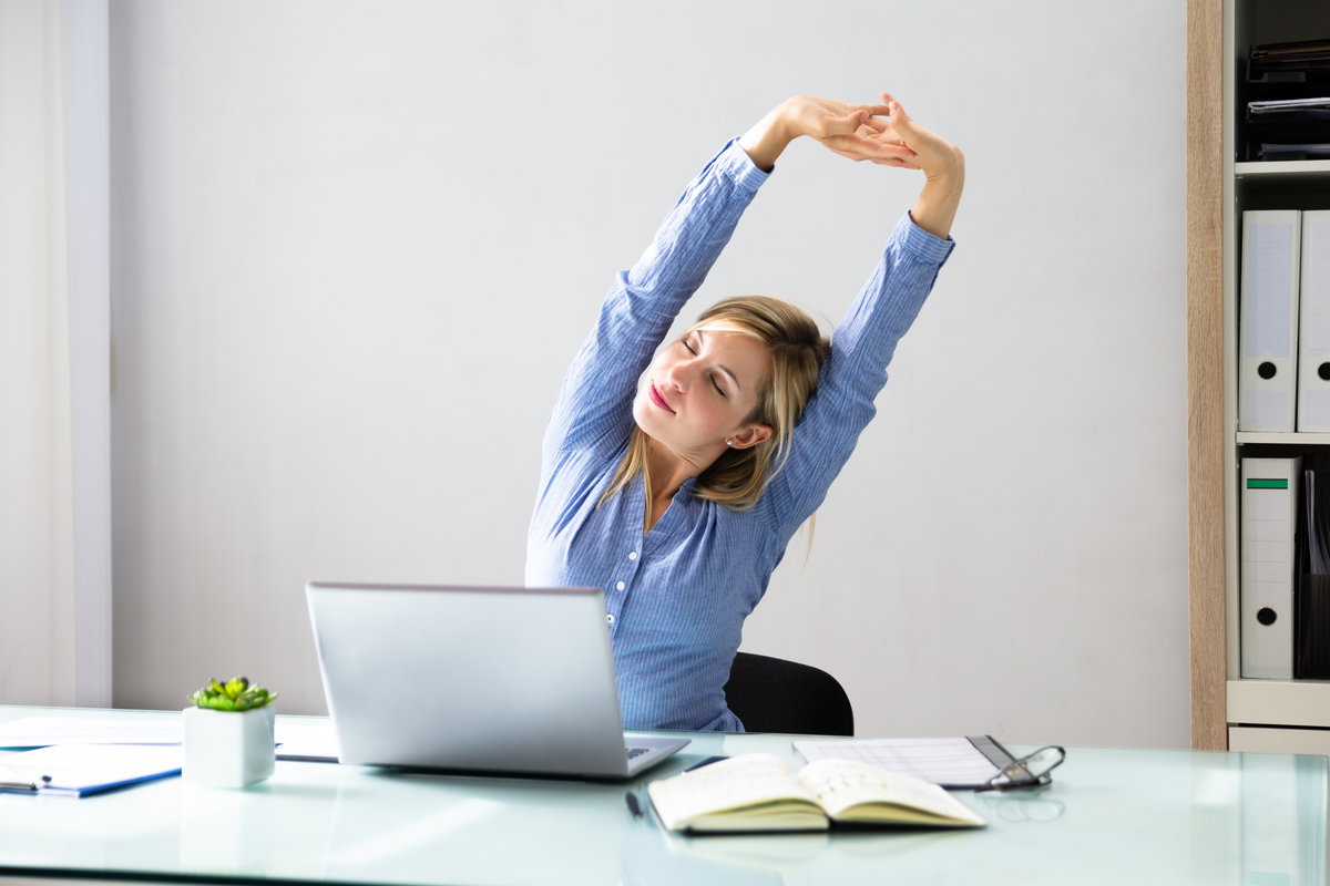 Frau sitzt im Büro