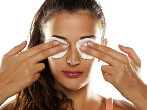 Öko-Test 2023: Dieser beliebte Make-up-Entferner aus der Drogerie ist "mangelhaft"