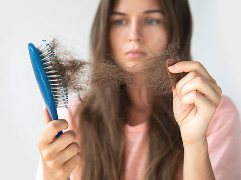 Haarausfall nach Schwangerschaft: Welche Ursachen dahinterstecken und welche Tipps helfen