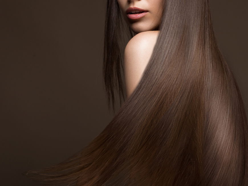 Frau mit langen, glänzenden Haaren