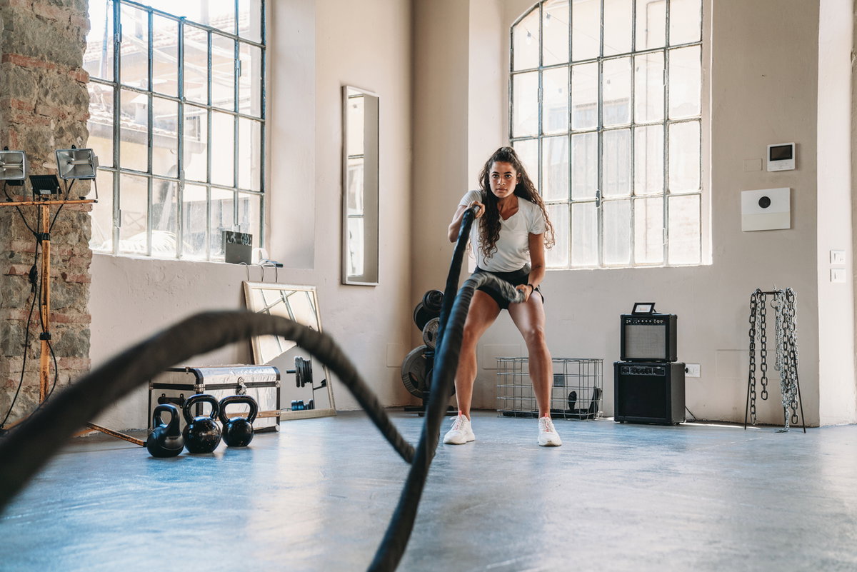 Frau an den Battle Ropes
