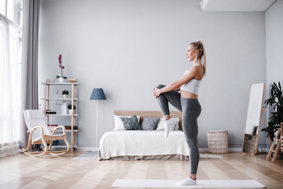 Frau dehnt sich beim Home-Workout
