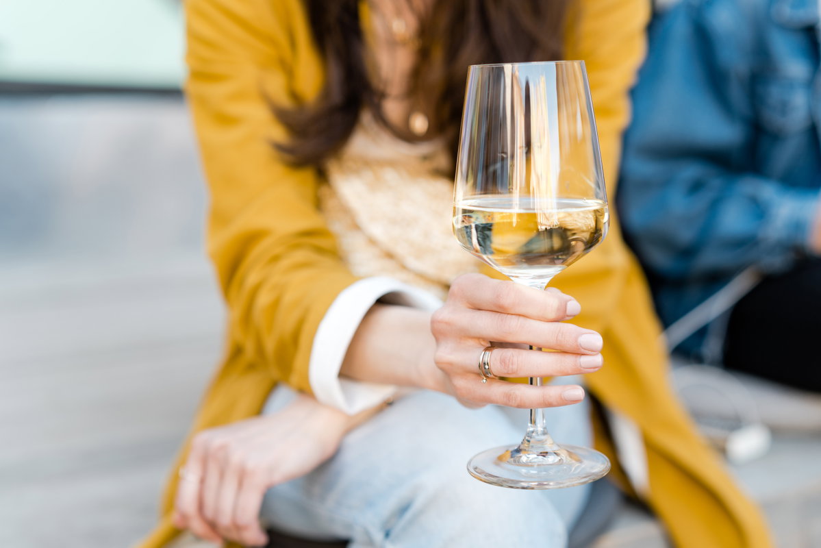 Frau trinkt Wein