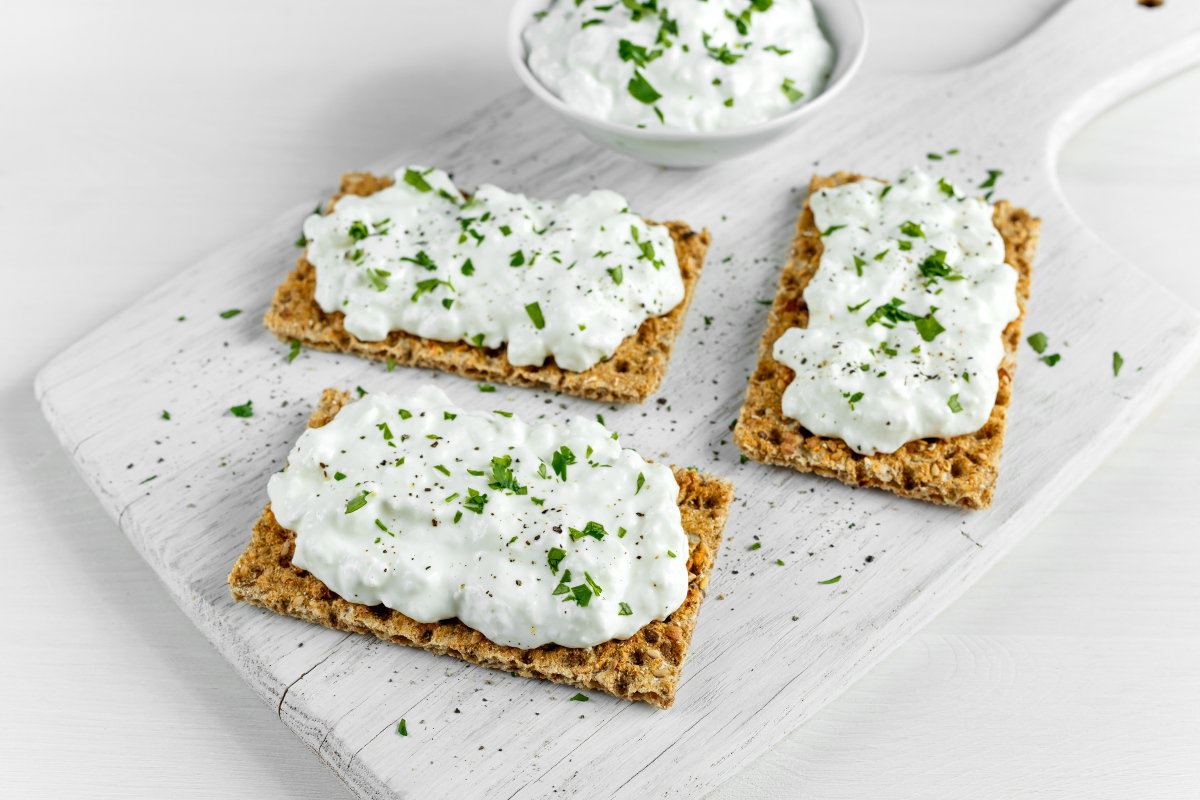 Brot mit Hüttenkäse