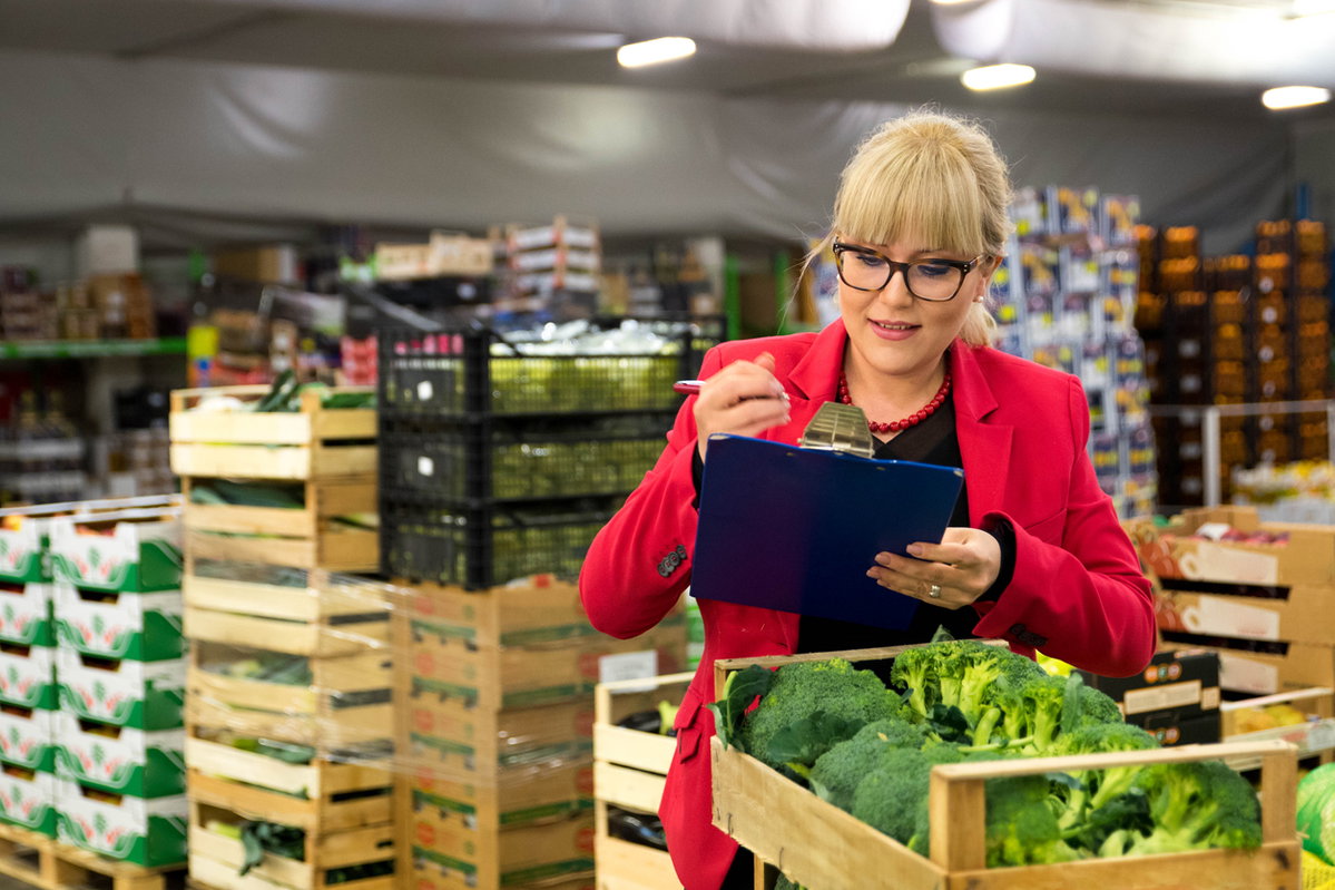 Kontrolleurin prüft Lebensmittel im Markt