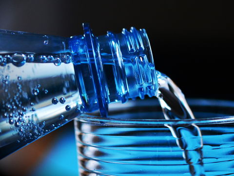 Neue Methode zeigt alarmierende Menge Mikroplastik in Mineralwasser aus Plastikflaschen
