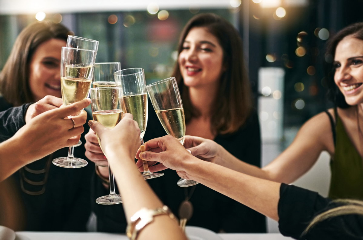 Mit Sekt anstoßen