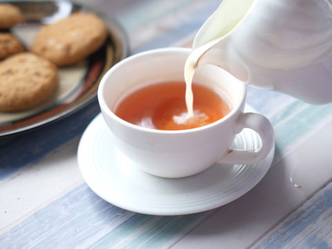 Schwarzer Tee mit Milch: Warum sie ihn besser ohne trinken sollten