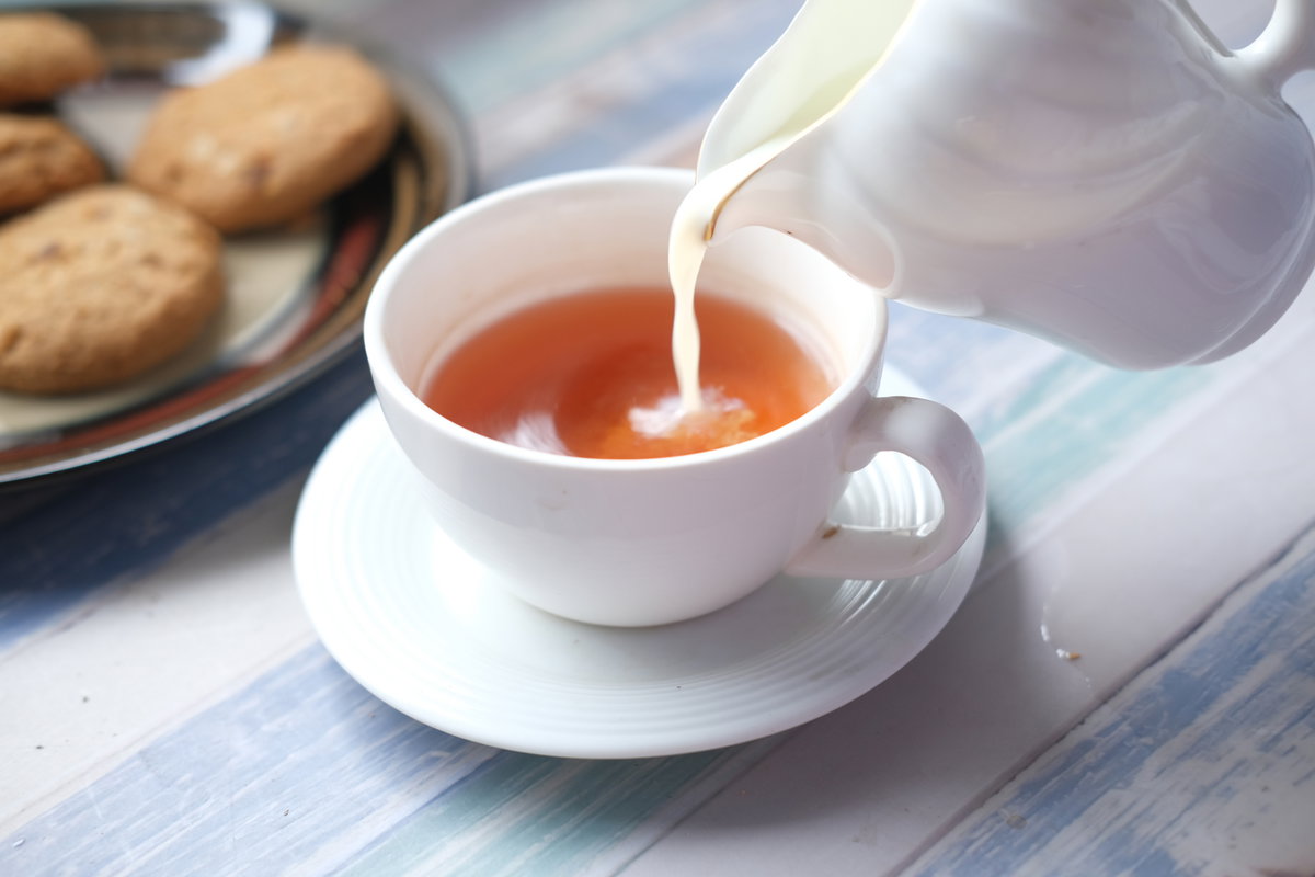 Schwarzer Tee mit Milch
