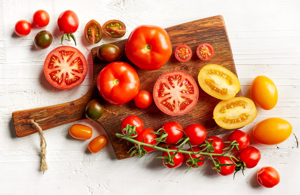 Tomaten auf einem Holzbrett