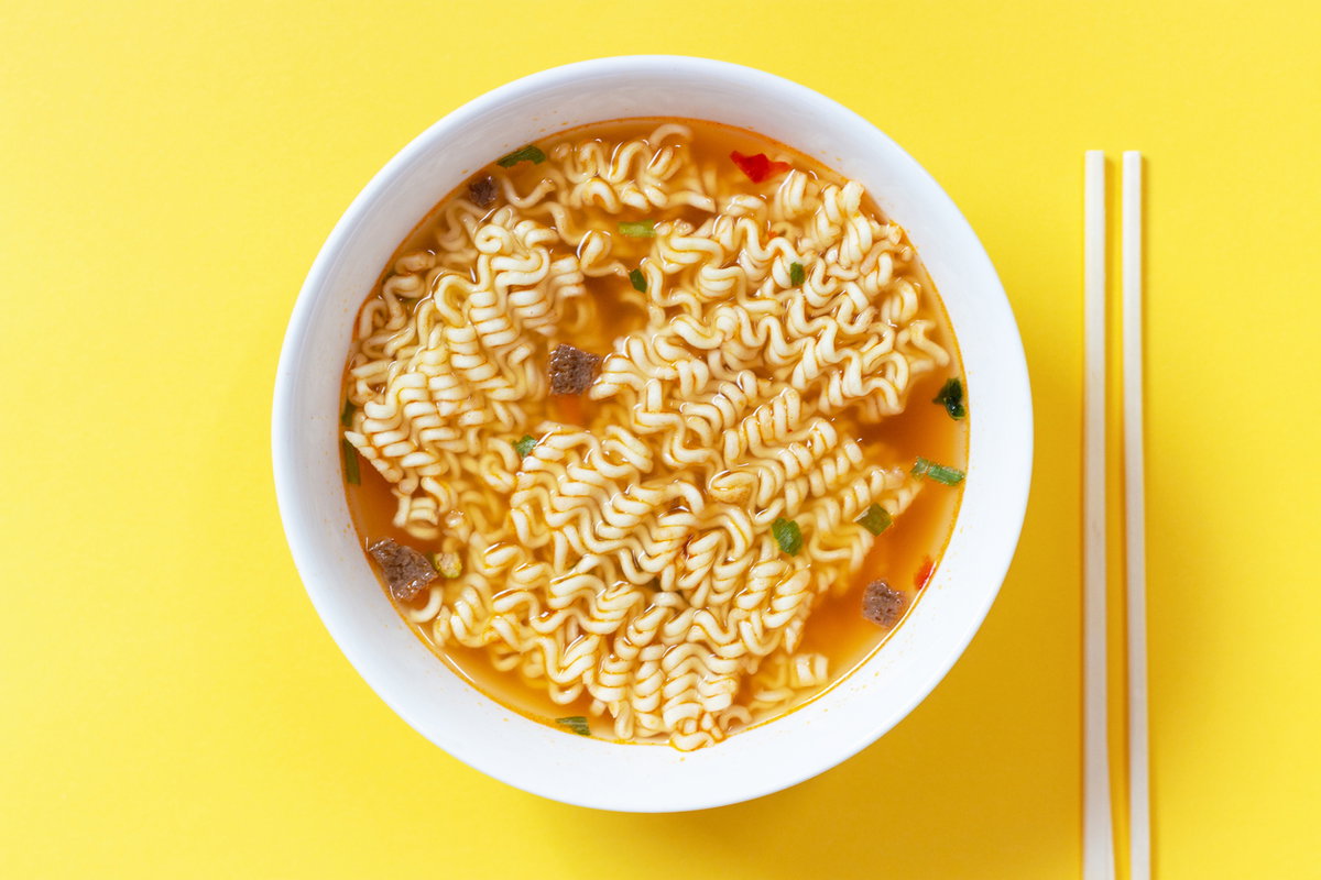 Instant-Noodles auf gelbem Untergrund