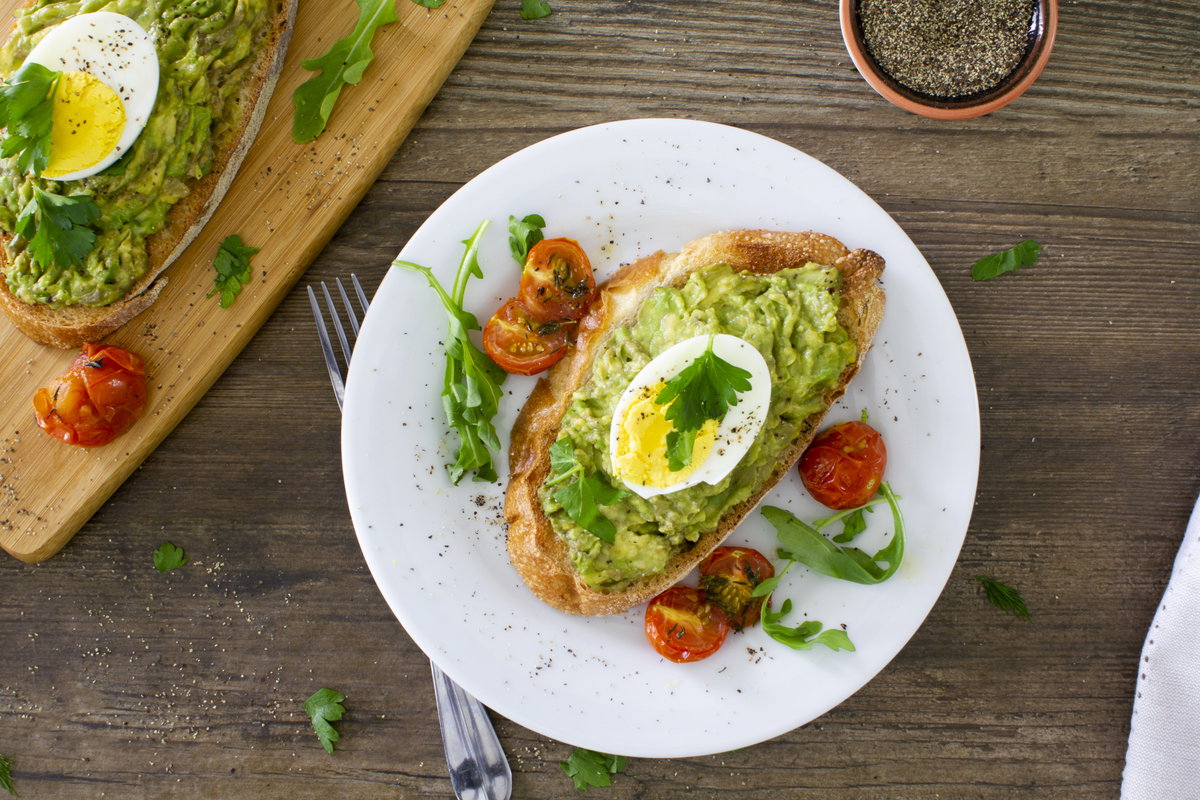 Baguette mit Avocado, Ei und Tomaten