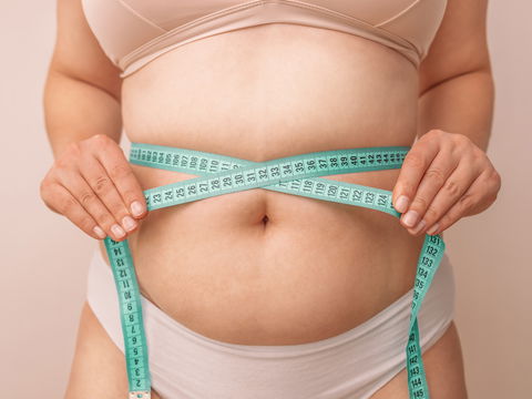 Bauchfett verlieren als Frau ab 50: Mit diesen Tipps schaffen Sie es