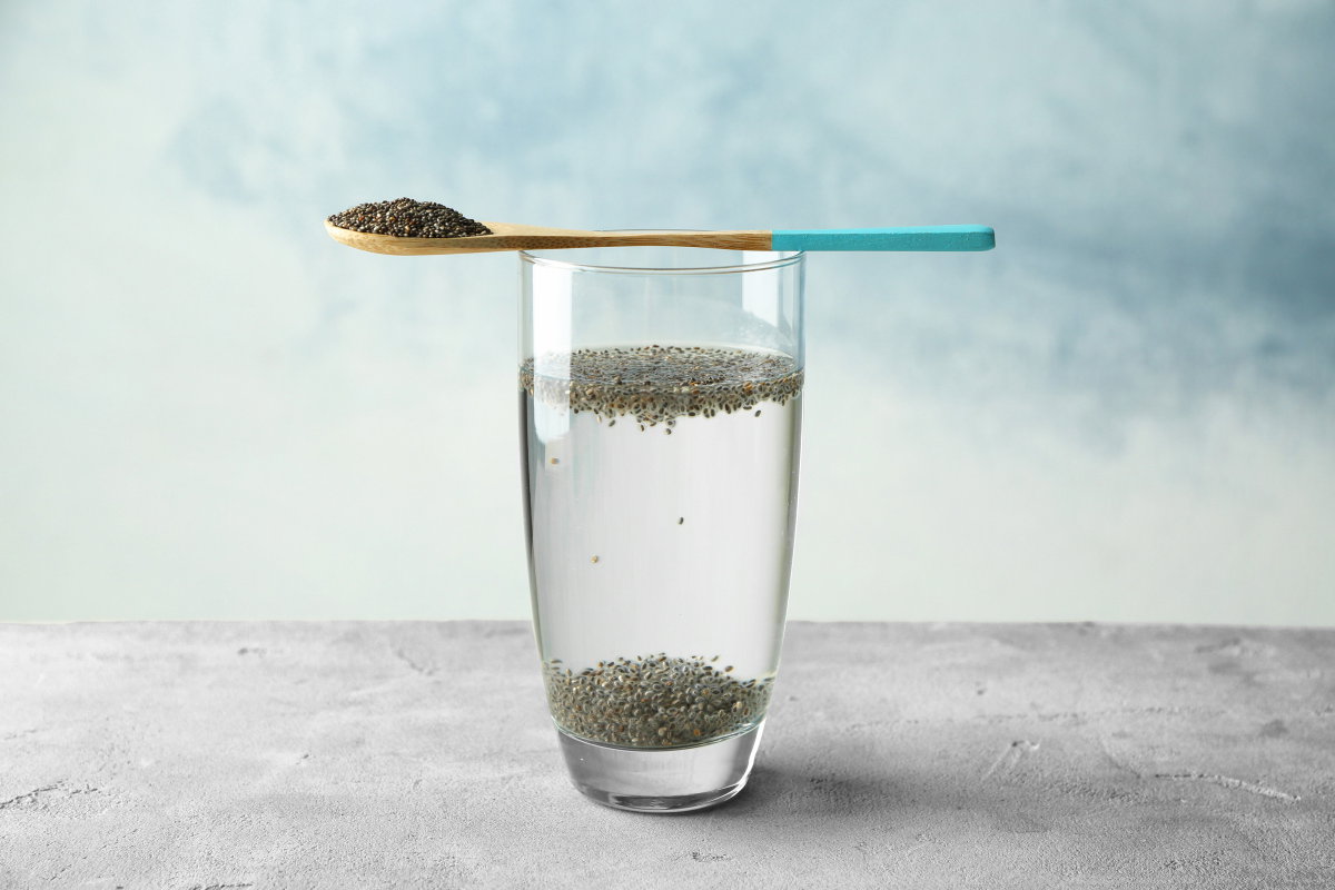 Glas Wasser mit Chiasamen