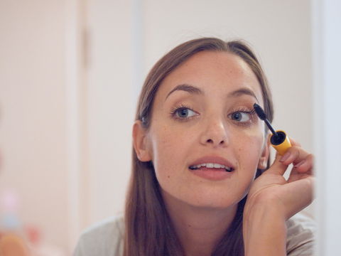 Mit DIESEM Trick entfernen Sie wasserfeste Mascara in Sekunden