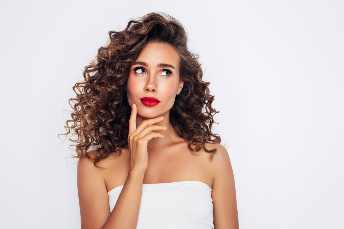 Frau trägt roten Lippenstift