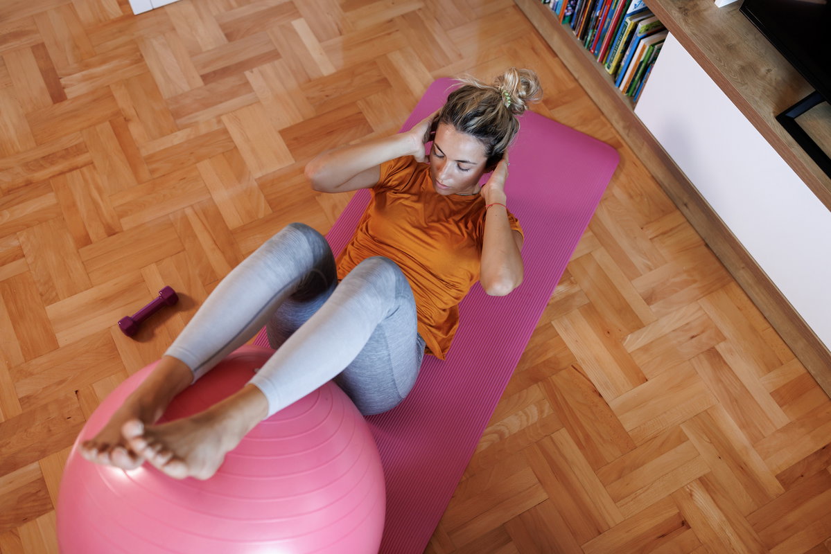 Frau macht Sit ups mit Ball