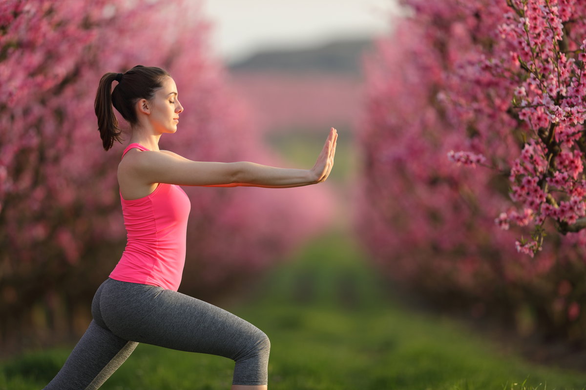 Frau macht Tai Chi