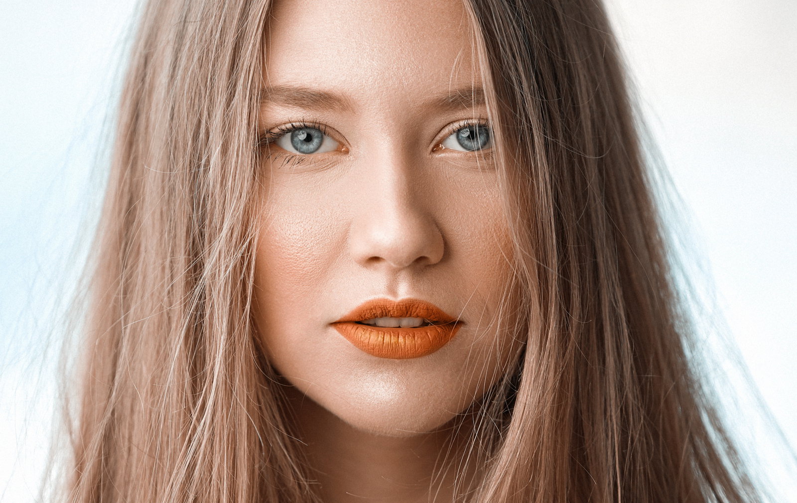 Frau mit dünnen Haaren