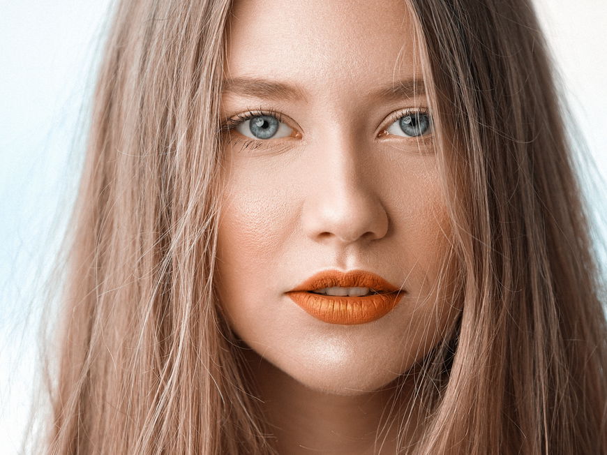 Frau mit dünnen Haaren