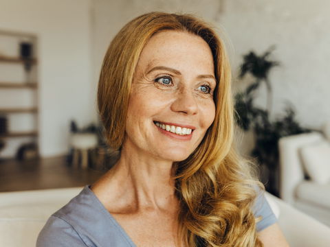Gefärbte Haare ab 50: Dieses 1,50 Euro Shampoo von dm sorgt für intensiven Farbglanz