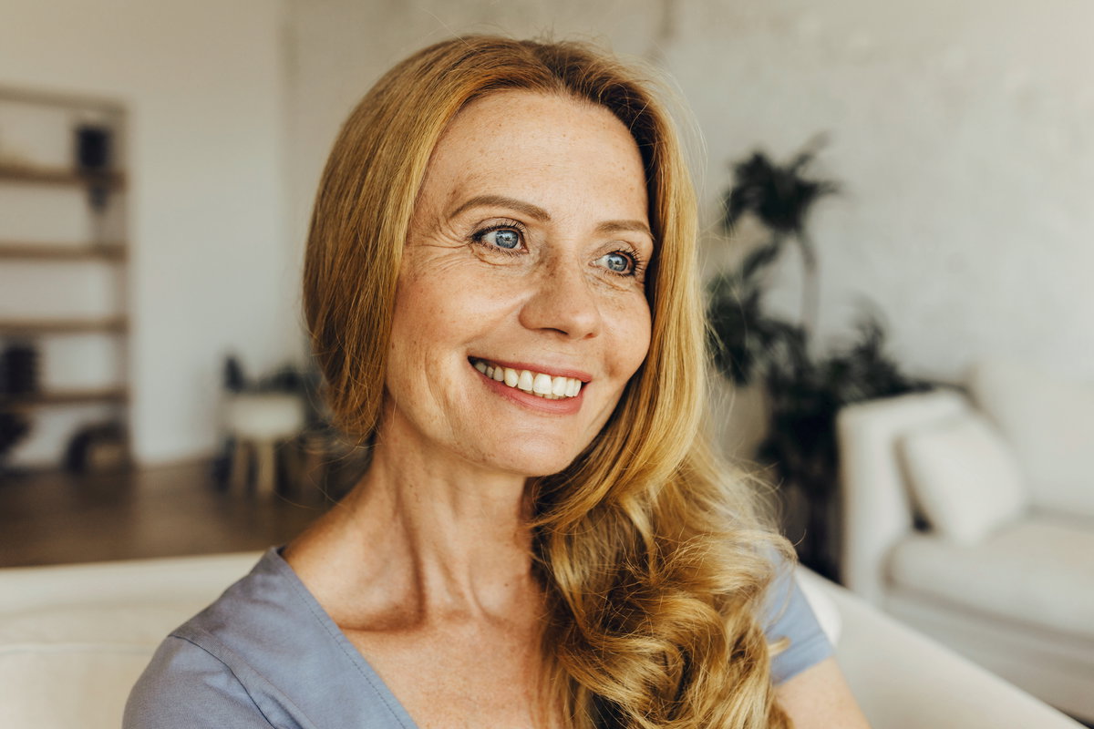 Frau mit gefärbten Haaren