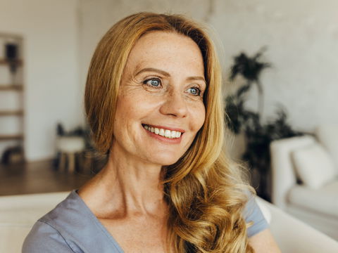 Gefärbte Haare ab 50: Dieses 1,50 Euro Shampoo von dm sorgt für intensiven Farbglanz