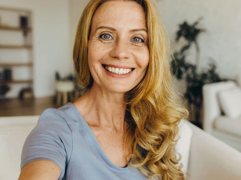 Gefärbte Haare ab 50: Dieser 3,50 Euro Conditioner von dm sorgt für einen Glanz-Boost