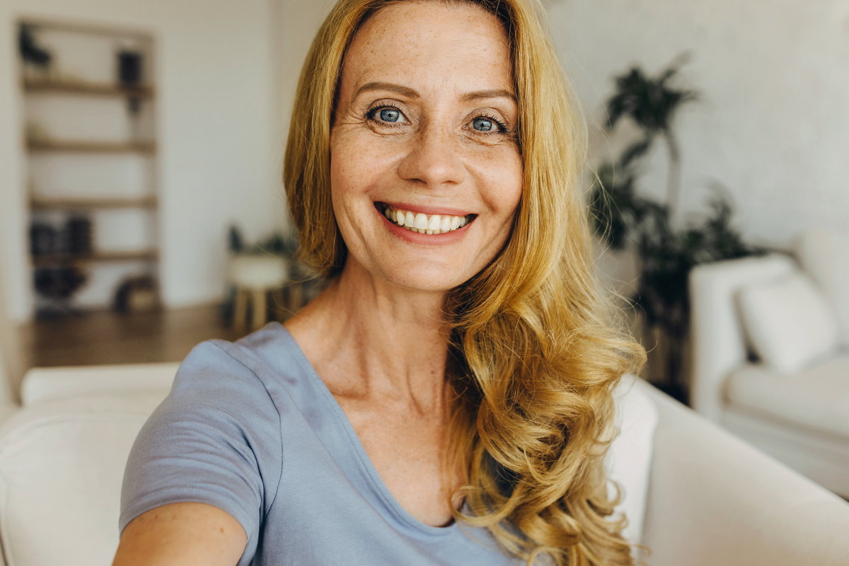 Frau mit gefärbten Haaren