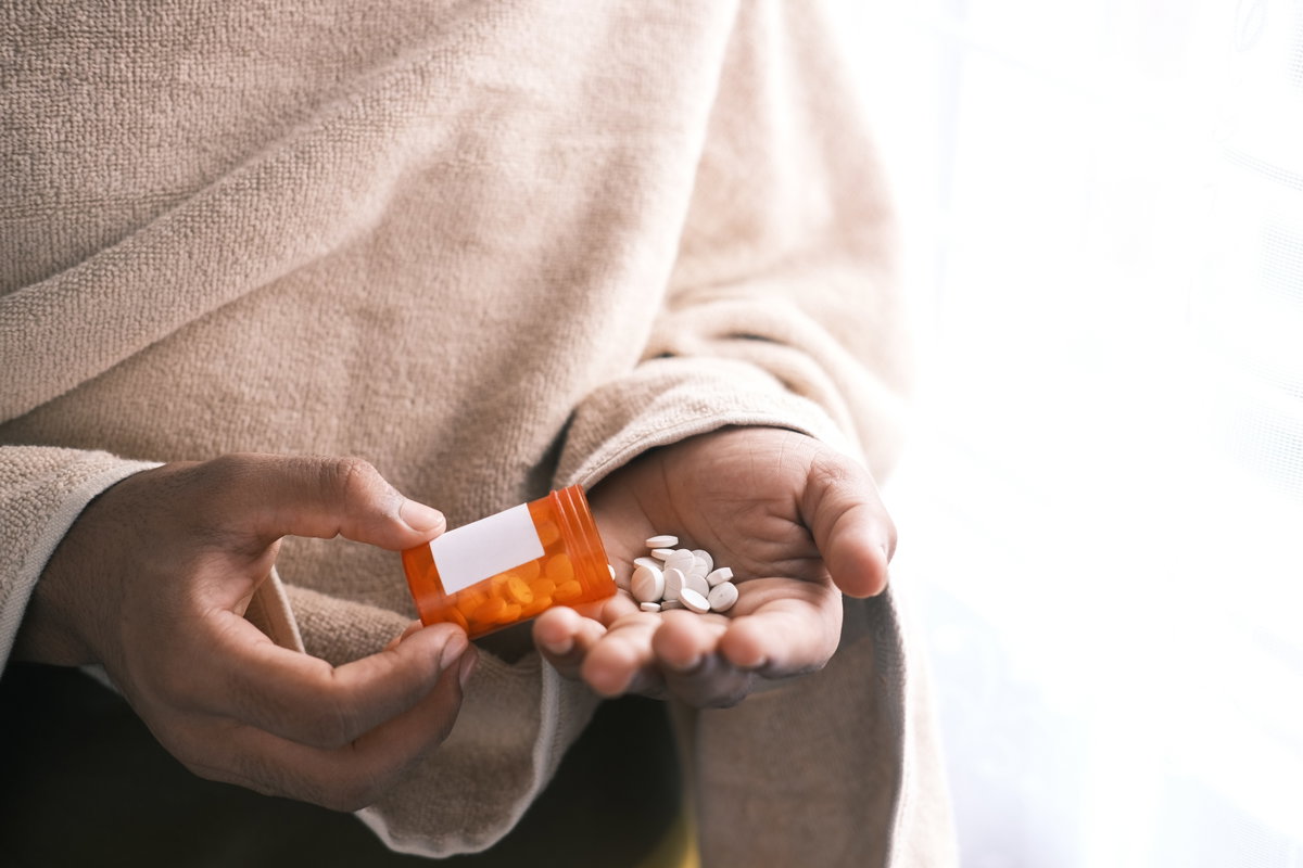 Frau nimmt Tabletten