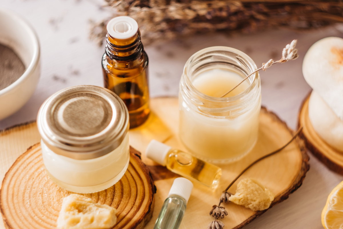 Zutaten für selbstgemachte Creme auf Holzbrett