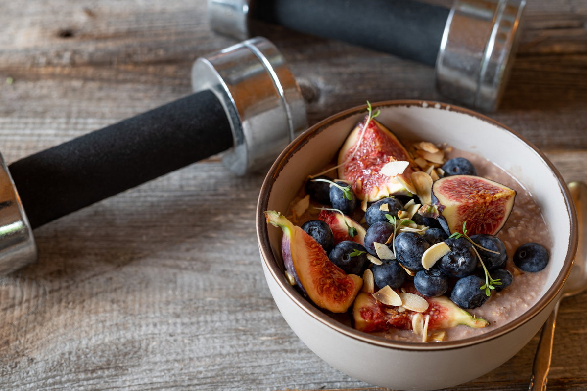 Veganes Frühstück mit Beeren