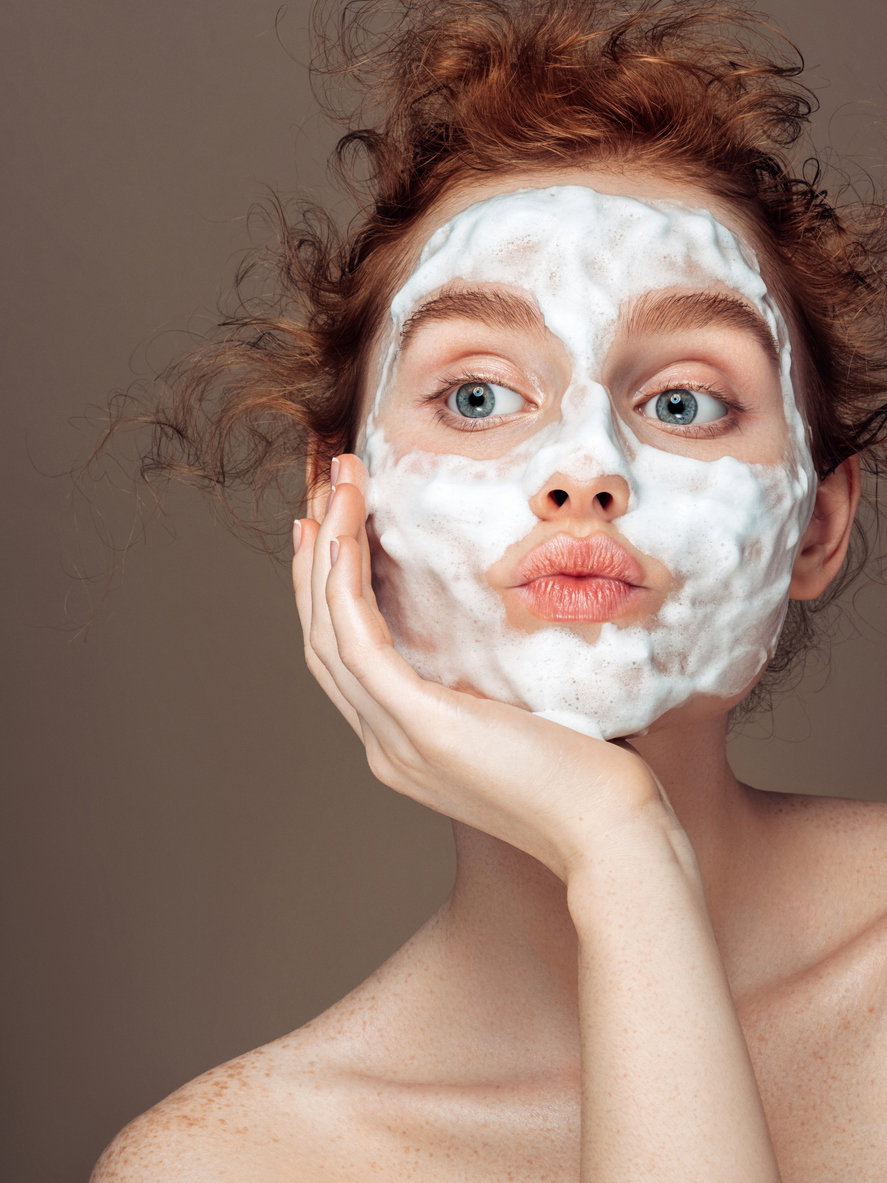 Frau mit Eiweiß- Maske
