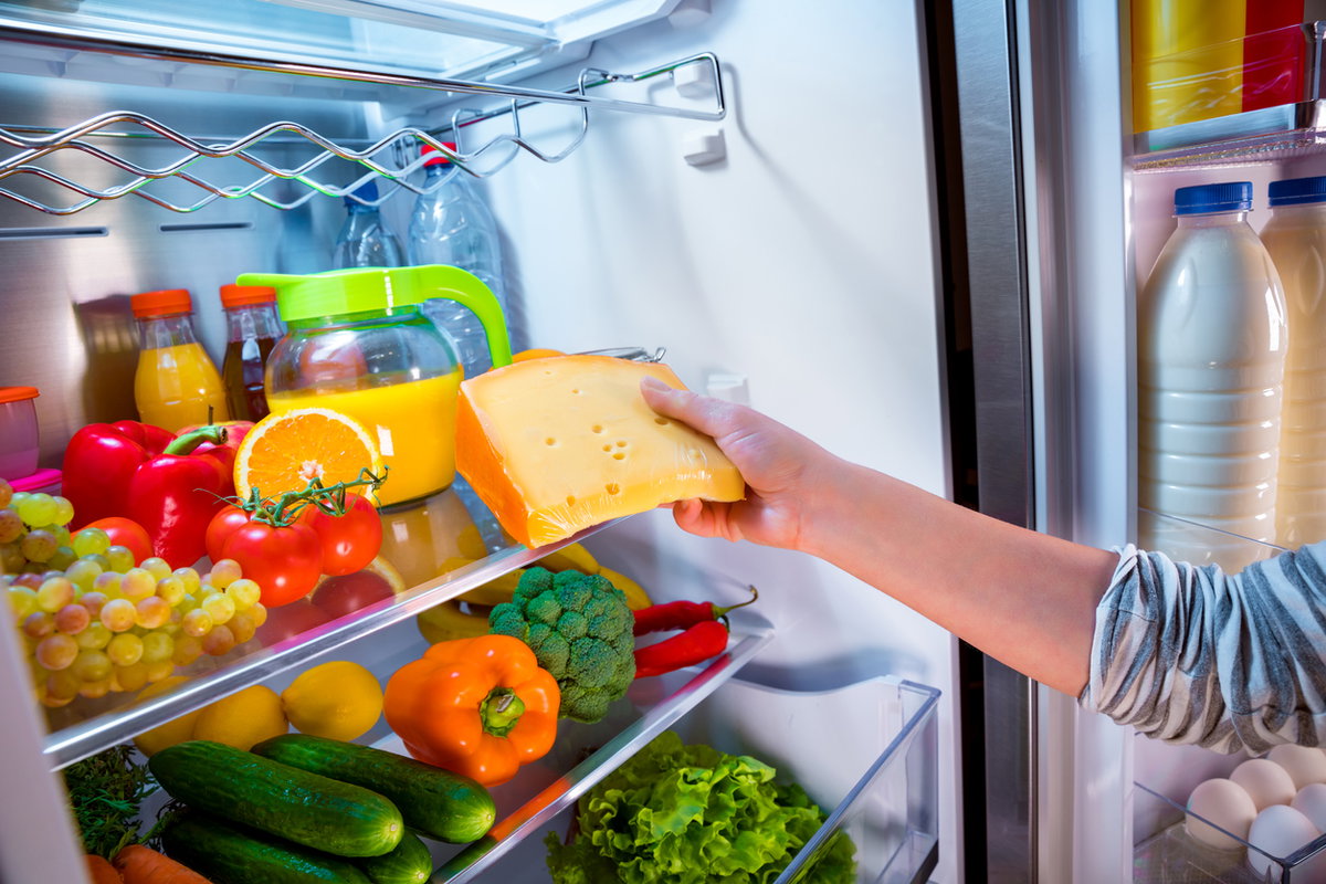 Käse wird in den Kühlschrank gelegt