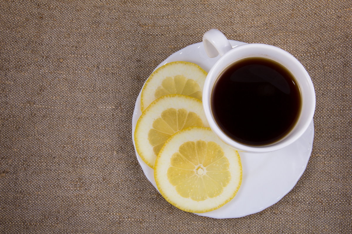 Kaffee mit Zitronen
