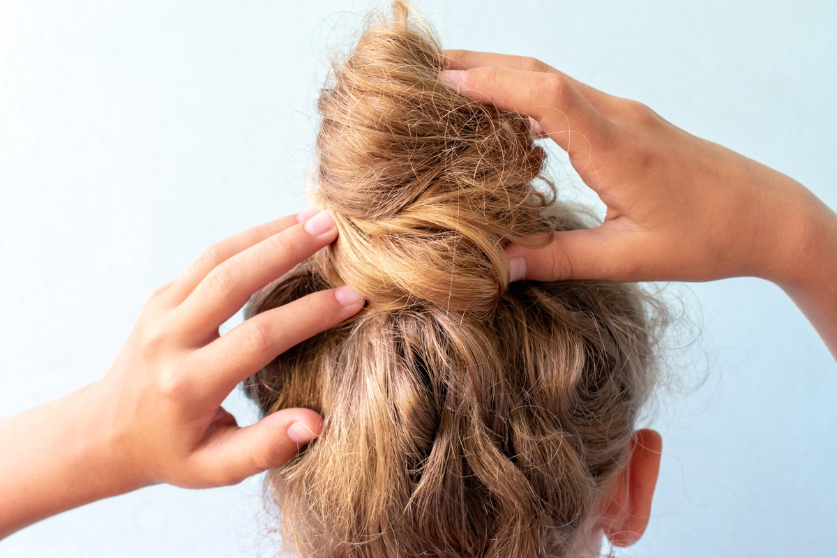 Krause Haare im Dutt