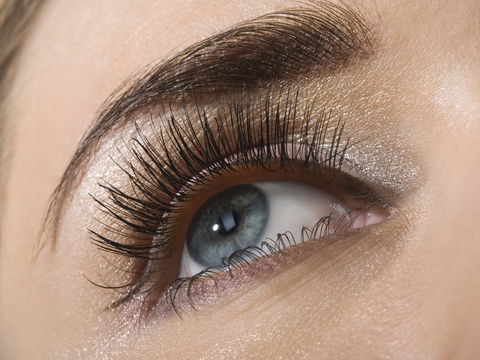 Dieses Wimpernserum aus der Drogerie ist unser Favorit