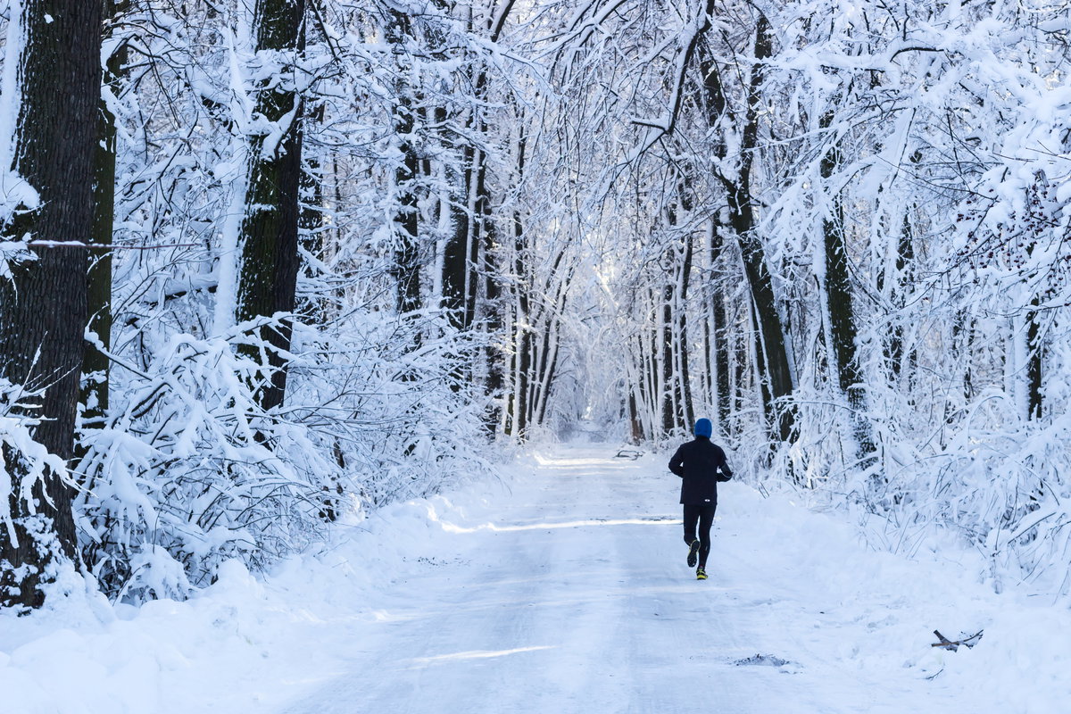 Mann joggt im Schnee