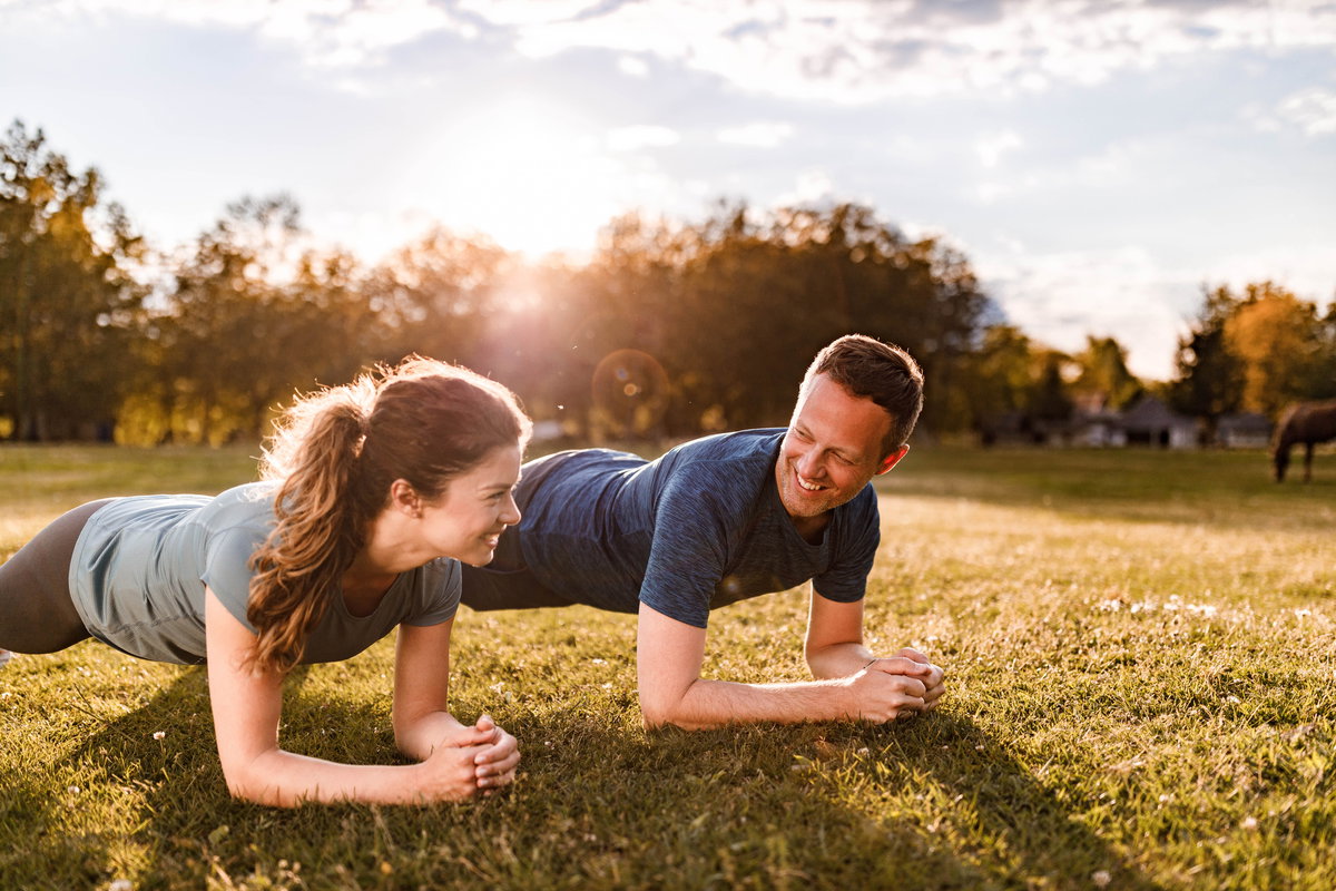 Mann und Frau machen Plank