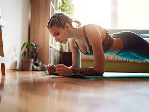 Plank Challenge: Mit diesen 6 Varianten purzeln die Pfunde!