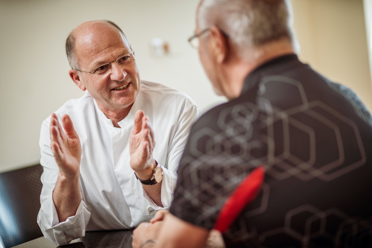 Prof. Dr. Stephan Roth im Gespräch mit Patienten