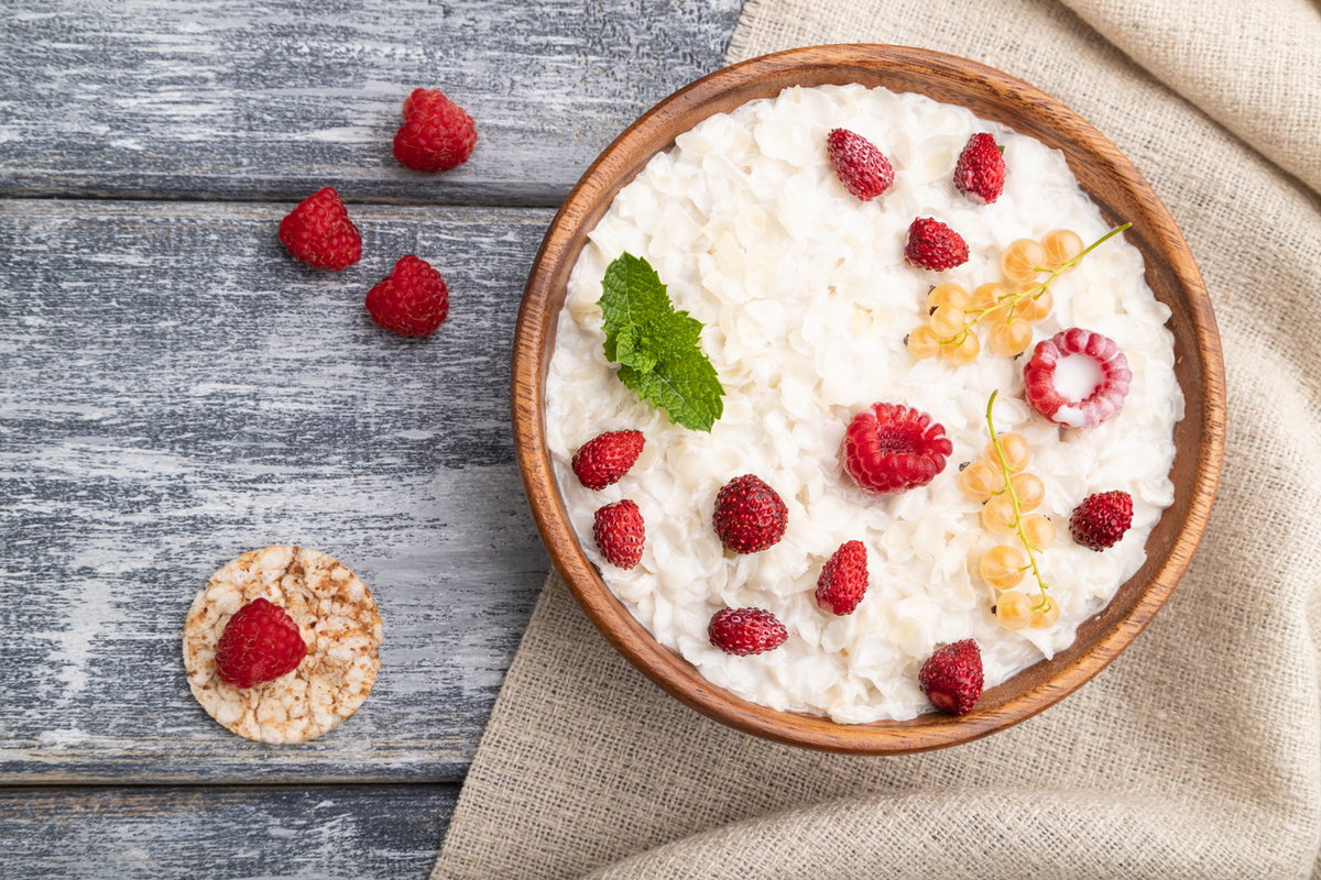Reisflocken für Porridge it Beeren