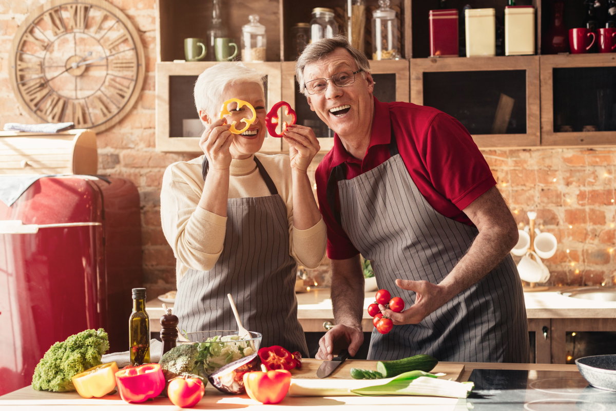 Alteres Paar kocht gemeinsam