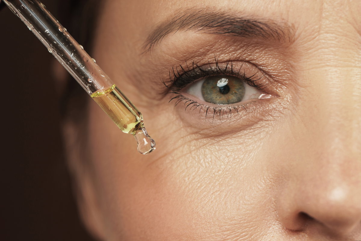 Ältere Frau nutzt Serum