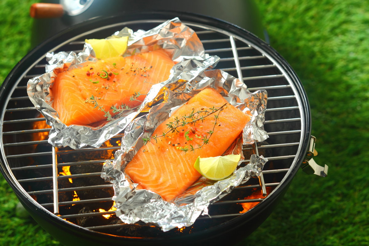 Lachs mit Zitrone in Alufolie auf Grill