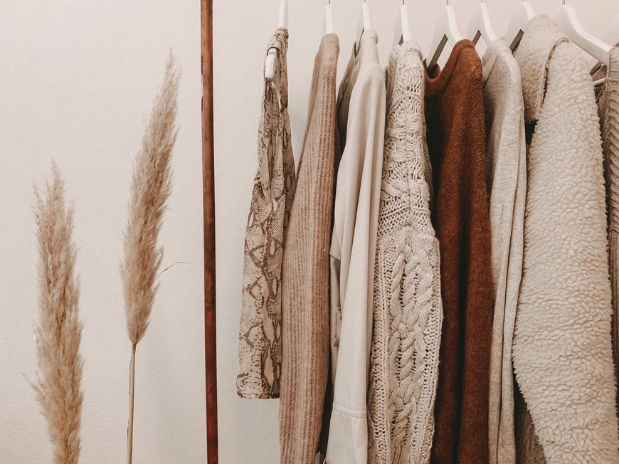 Beige Kleidungsstücke