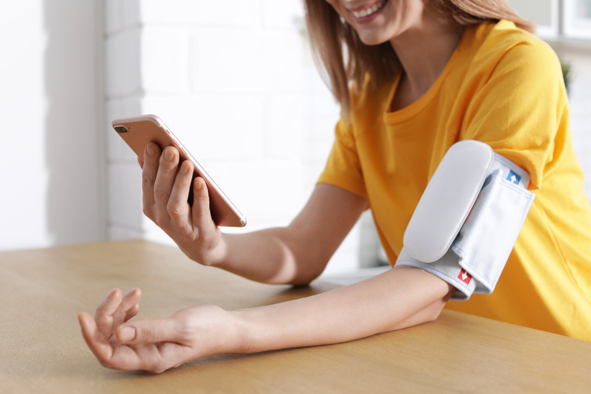 Frau misst Blutdruck selbst mit App