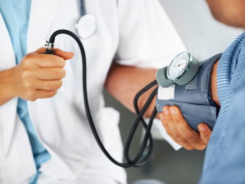 Plötzlicher Bluthochdruck: Wie gefährlich ist die hypertensive Krise?