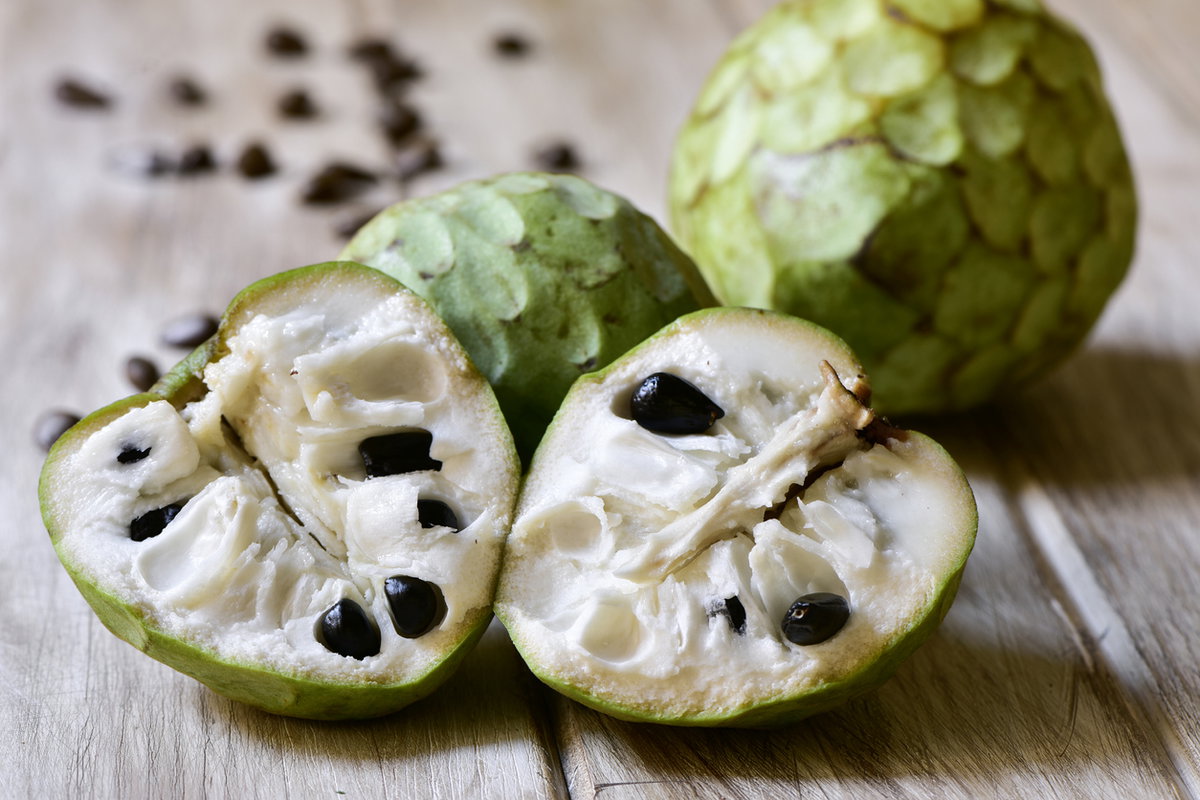 Die Cherimoya ist süß und fruchtig.
