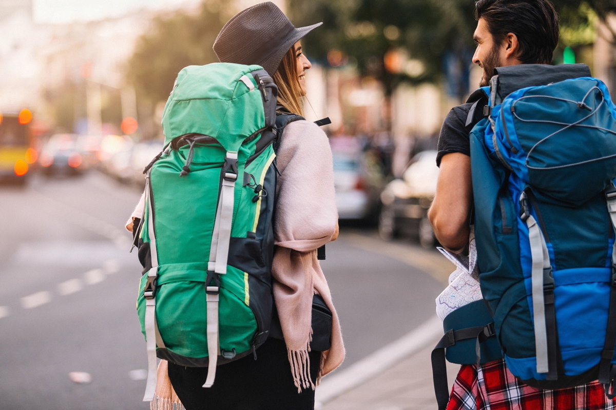 Backpacker auf Straße